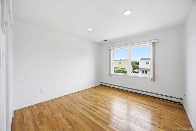 16 6th Avenue, New Hyde Park, NY 11040