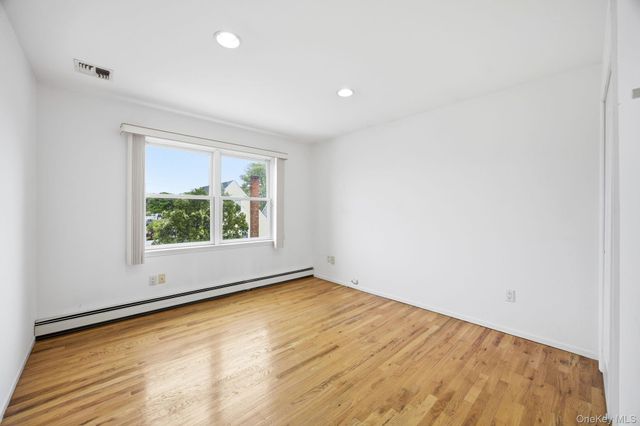 16 6th Avenue, New Hyde Park, NY 11040