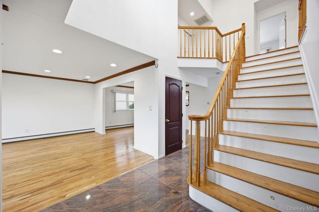 16 6th Avenue, New Hyde Park, NY 11040