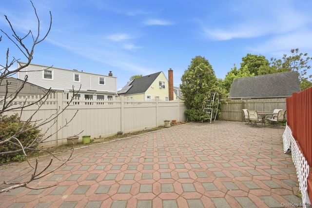 16 6th Avenue, New Hyde Park, NY 11040