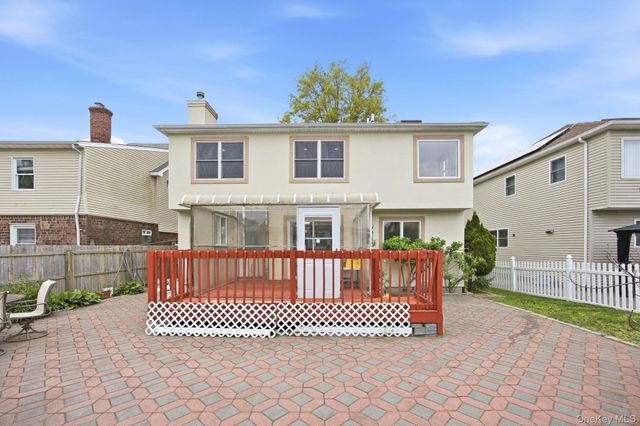 16 6th Avenue, New Hyde Park, NY 11040
