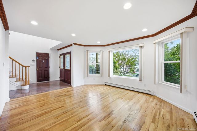 16 6th Avenue, New Hyde Park, NY 11040