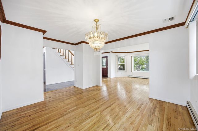 16 6th Avenue, New Hyde Park, NY 11040