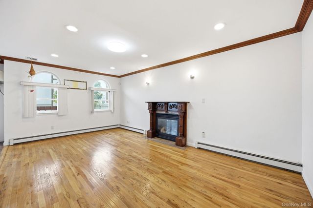 16 6th Avenue, New Hyde Park, NY 11040
