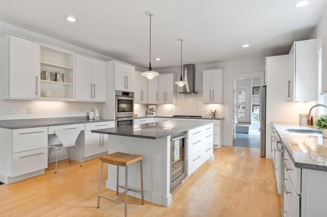 284 Elsinore St, Concord, MA 01742