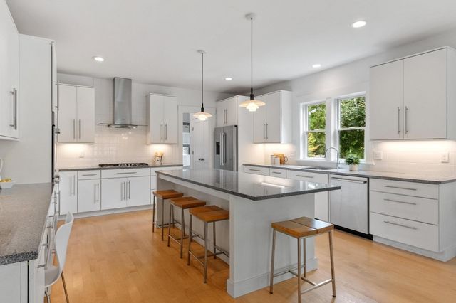 284 Elsinore St, Concord, MA 01742
