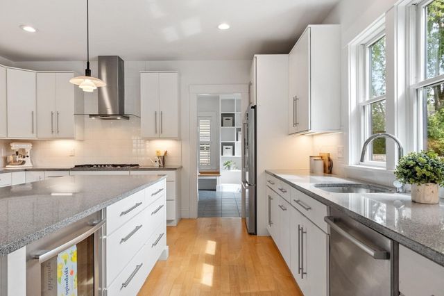 284 Elsinore St, Concord, MA 01742