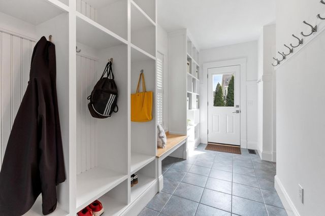 284 Elsinore St, Concord, MA 01742