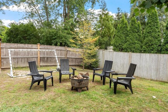 284 Elsinore St, Concord, MA 01742