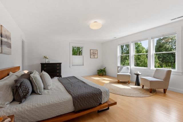 284 Elsinore St, Concord, MA 01742