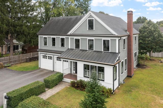 284 Elsinore St, Concord, MA 01742