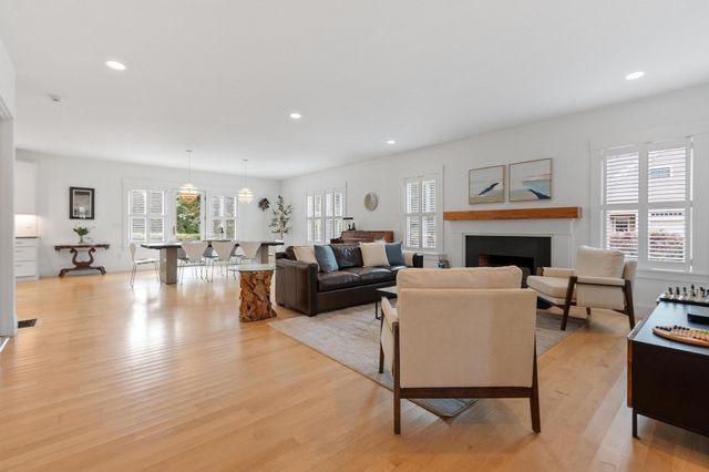 284 Elsinore St, Concord, MA 01742