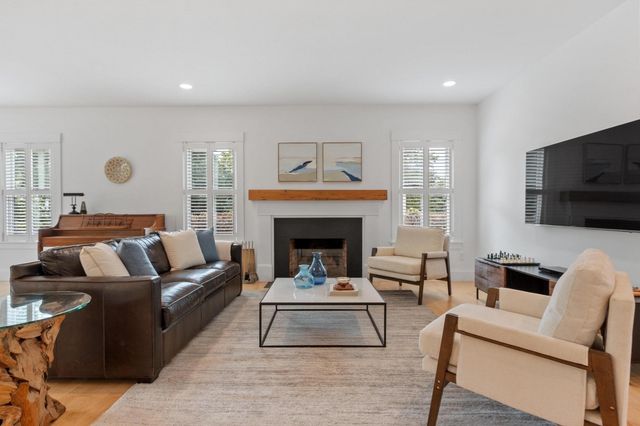 284 Elsinore St, Concord, MA 01742