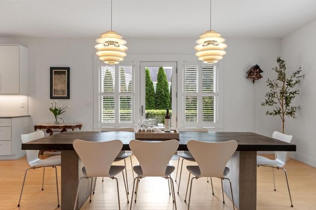 284 Elsinore St, Concord, MA 01742