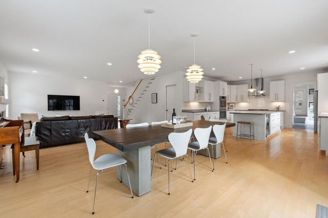 284 Elsinore St, Concord, MA 01742