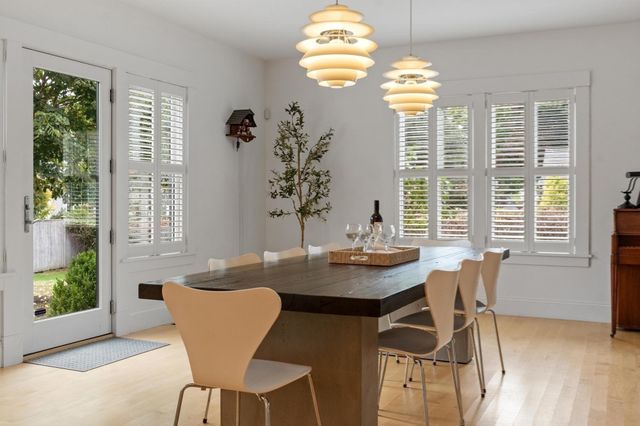 284 Elsinore St, Concord, MA 01742