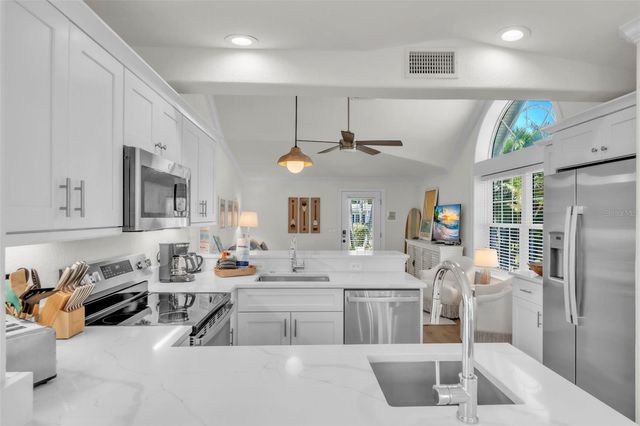 215 67TH STREET 6, Holmes Beach, FL 34217