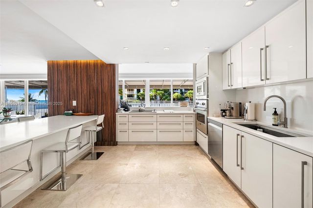 600 Grapetree Dr 3BS, Key Biscayne, FL 33149