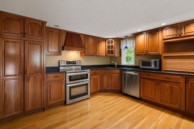33 Russell Rd, Hanover, MA 02339