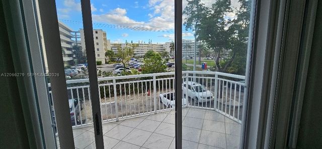 18041 Biscayne Blvd 203, Aventura, FL 33160
