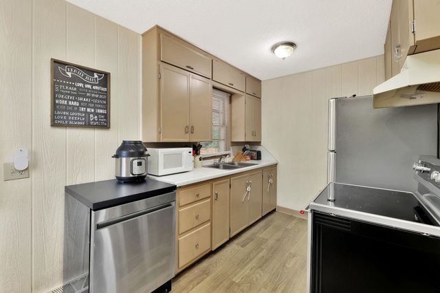 2138 S Glenn St, Wichita, KS 67213