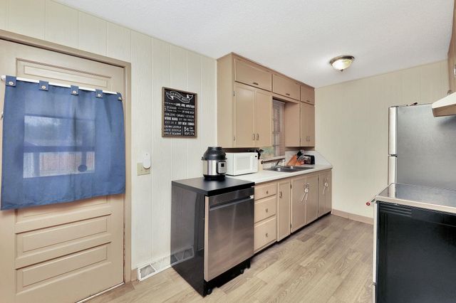 2138 S Glenn St, Wichita, KS 67213