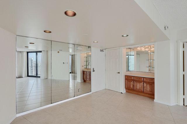 5420 N OCEAN Drive 2404, Singer Island, FL 33404