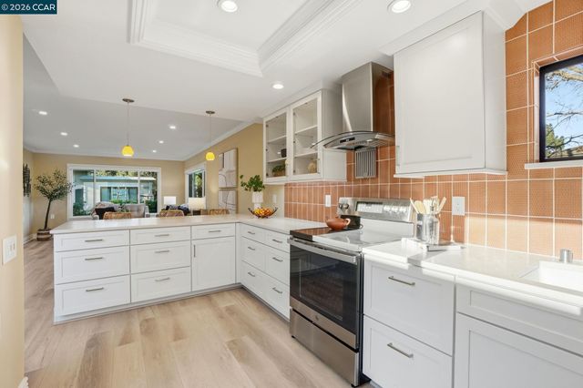 2308 Tice Creek Dr 5, Walnut Creek, CA 94595