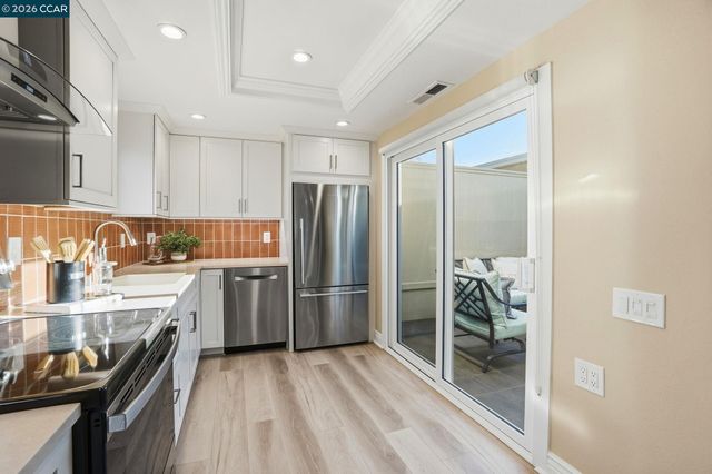 2308 Tice Creek Dr 5, Walnut Creek, CA 94595