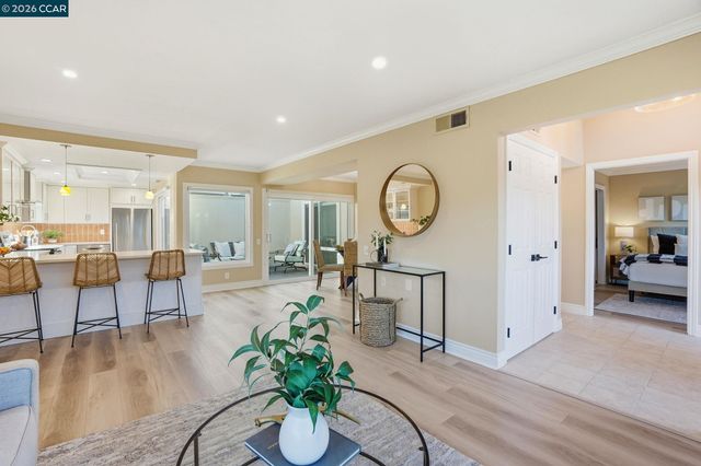 2308 Tice Creek Dr 5, Walnut Creek, CA 94595