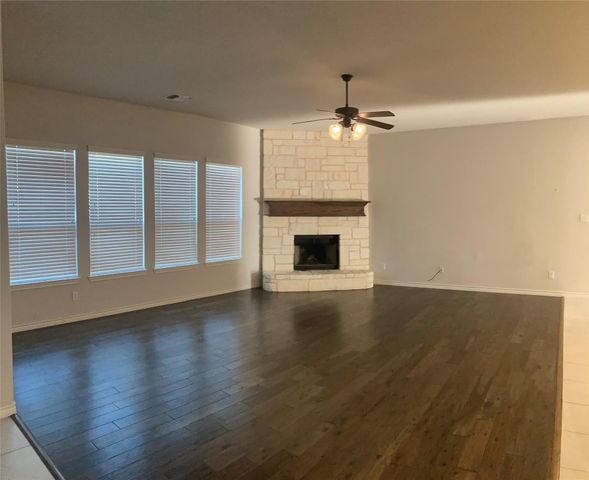 1566 Country Crest Drive, Waxahachie, TX 75165