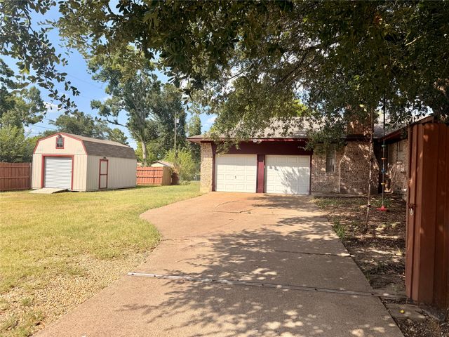 201 Collins Drive, Terrell, TX 75160