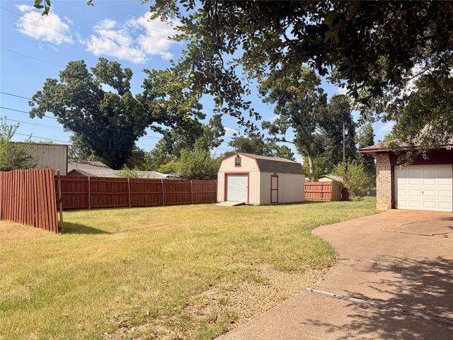 201 Collins Drive, Terrell, TX 75160