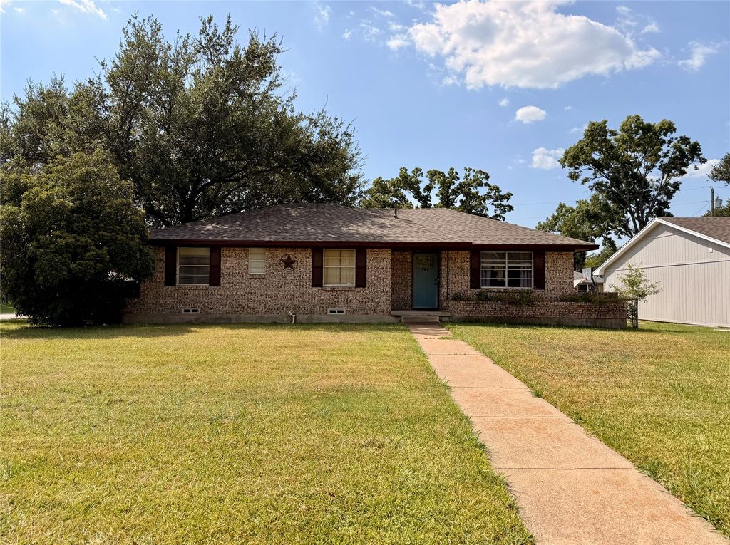 201 Collins Drive, Terrell, TX 75160