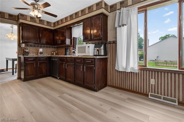 438 Hampton Drive, Elyria, OH 44035