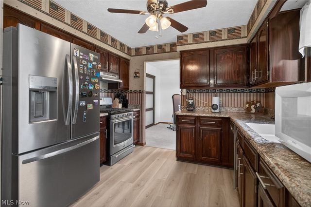 438 Hampton Drive, Elyria, OH 44035