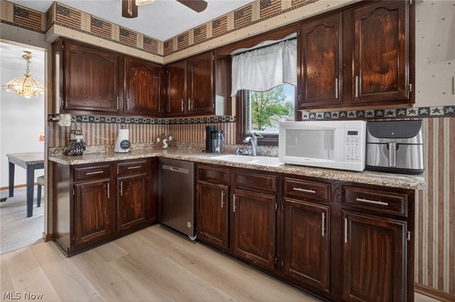 438 Hampton Drive, Elyria, OH 44035