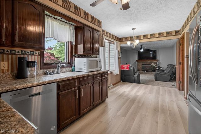 438 Hampton Drive, Elyria, OH 44035