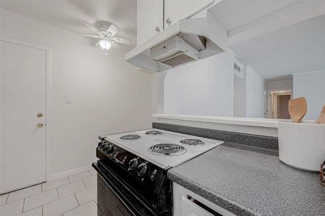 2824 Briarhurst Dr, Houston, TX 77057