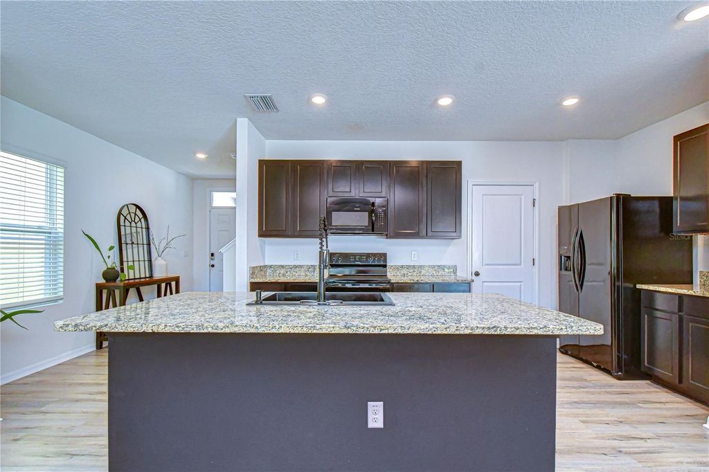 Image 11 of property listing at 11019 LELAND GROVES DR, Riverview, FL 33579