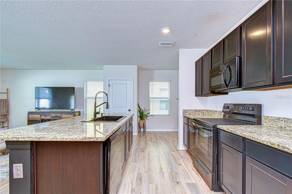 Image 14 of property listing at 11019 LELAND GROVES DR, Riverview, FL 33579