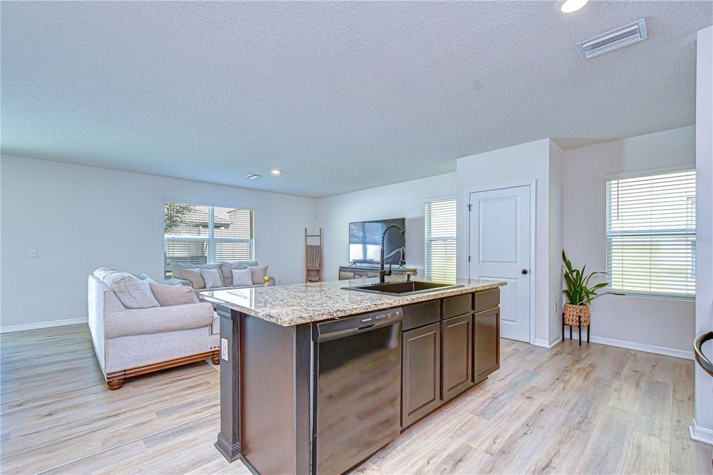 Image 15 of property listing at 11019 LELAND GROVES DR, Riverview, FL 33579