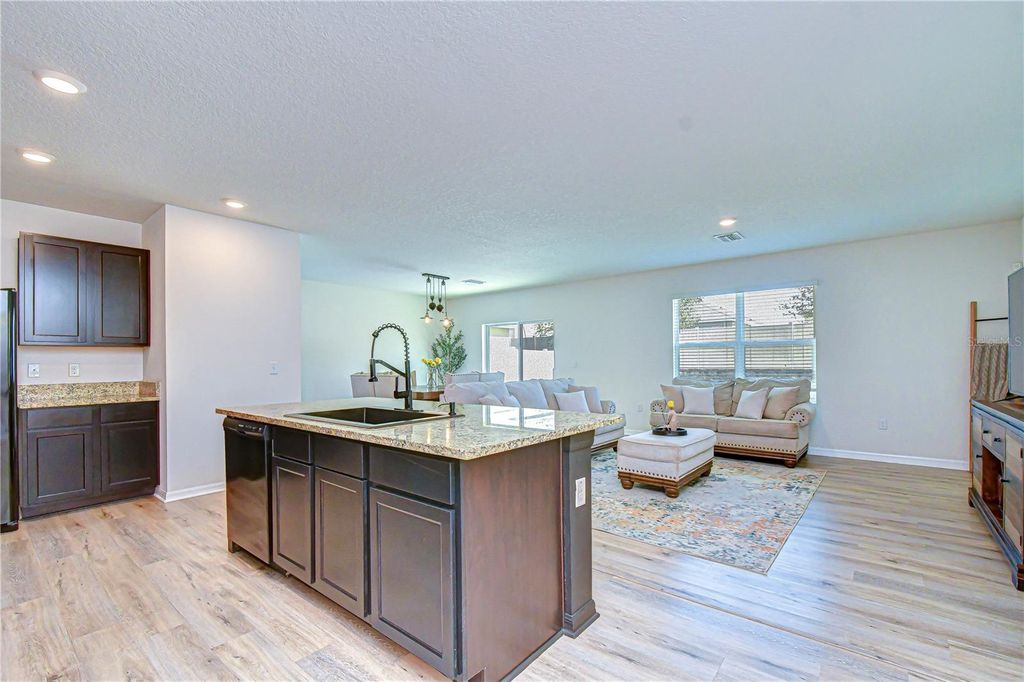 Image 17 of property listing at 11019 LELAND GROVES DR, Riverview, FL 33579