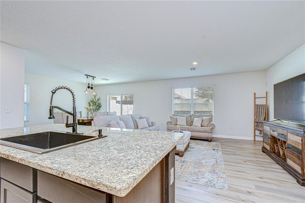 Image 18 of property listing at 11019 LELAND GROVES DR, Riverview, FL 33579