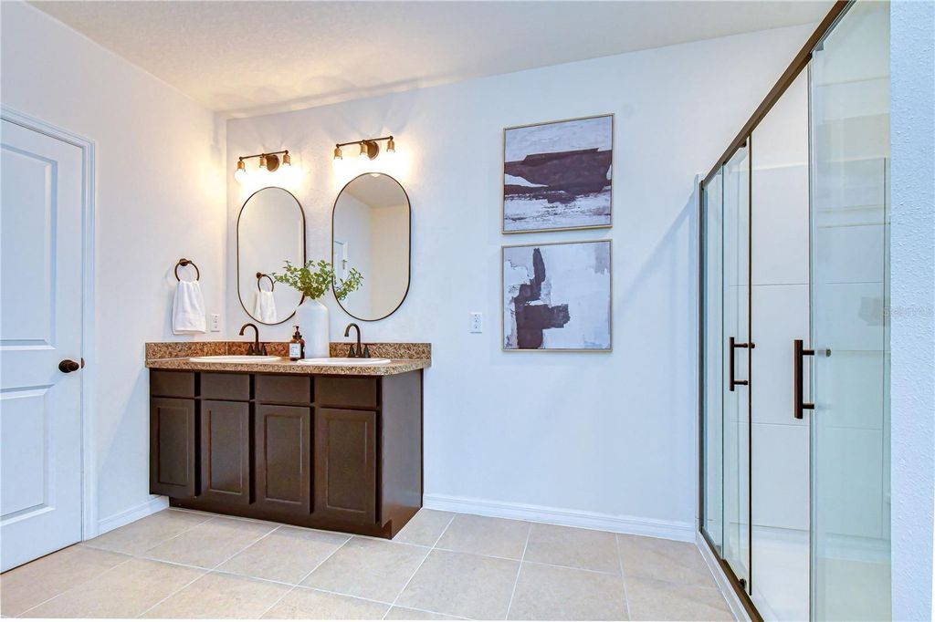 Image 25 of property listing at 11019 LELAND GROVES DR, Riverview, FL 33579