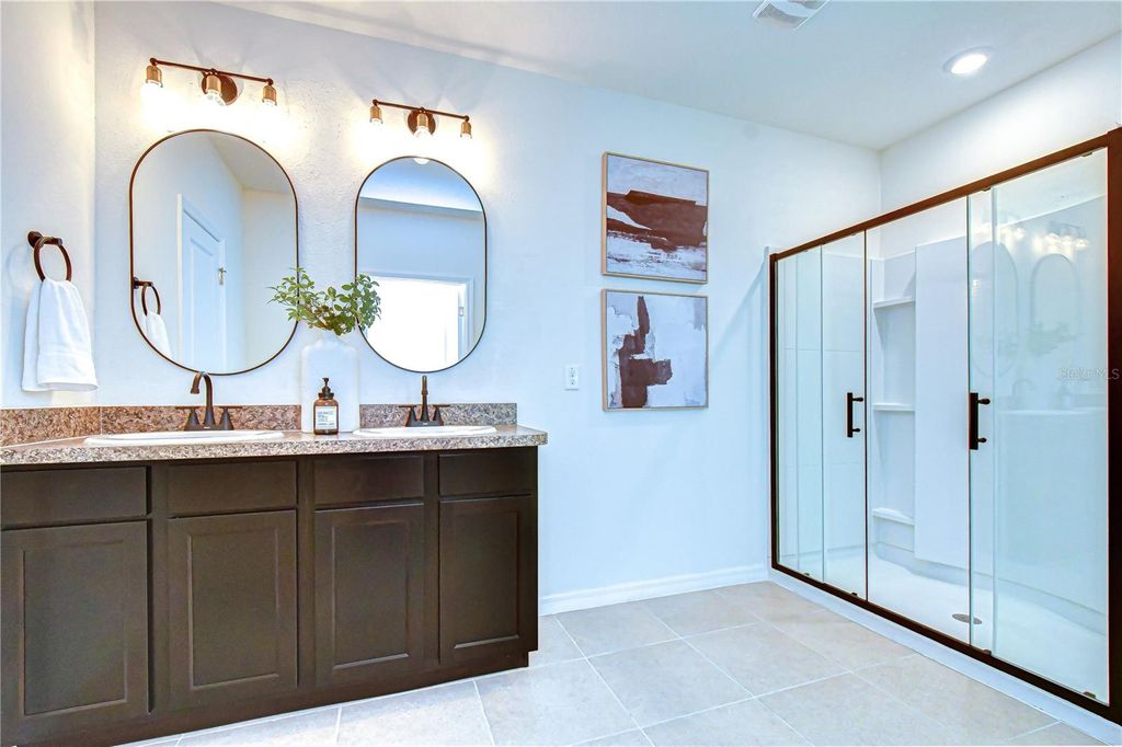 Image 26 of property listing at 11019 LELAND GROVES DR, Riverview, FL 33579