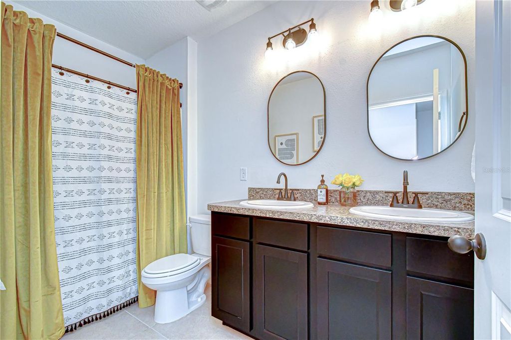 Image 39 of property listing at 11019 LELAND GROVES DR, Riverview, FL 33579