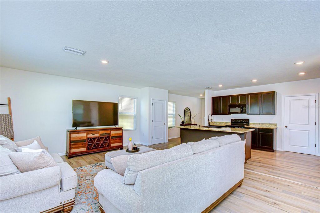 Image 5 of property listing at 11019 LELAND GROVES DR, Riverview, FL 33579