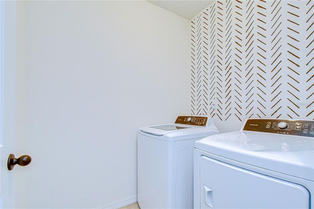 Image 43 of property listing at 11019 LELAND GROVES DR, Riverview, FL 33579