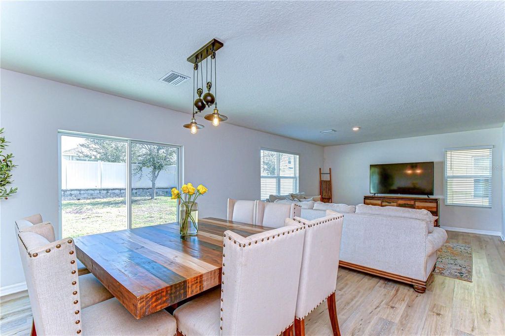 Image 6 of property listing at 11019 LELAND GROVES DR, Riverview, FL 33579